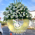 Corona Media Luna Rosas, Azucenas, Alelíes y Gladiolos