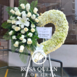 Corona Especial diseño corazón con Rosas Blancas