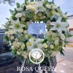 Corona Americana con Rosas blancas