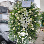 Corona Especial Clásica con Rosas Blancas